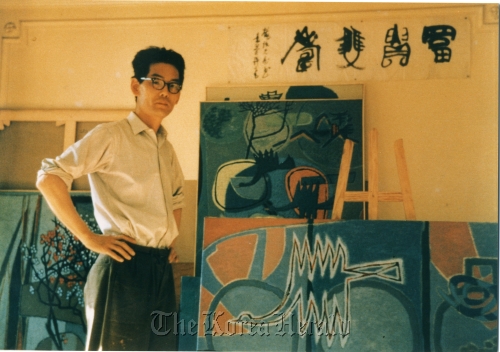 Kim Whanki at his atelier Gallery Hyundai
