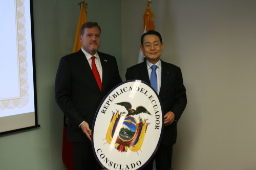 Ecuadorian Ambassador to Korea Nicolas Trujillo presents a
coat of arms to Kim Tae-young, his country’s honorary consul at
the embassy in Seoul on Thursday. (Kirsty Taylor/The Korea Herald)
