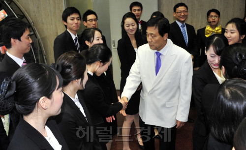 하나은행은 2일 서울 을지로 본점 로비에서 김정태 행장을 비롯한 임직원들이 모인 가운데 새해 첫 출근하는 직원들과 인사를 나누는 새해맞이 행사를 하고 있다.<br />김명섭 기자 msiron@\r\n하나은행은 2일 서울 을지로 본점 로비에서 김정태 행장을 비롯한 임직원들이 모인 가운데 새해 첫 출근하는 직원들과 인사를 나누는 새해맞이 행사를 하고 있다.\n김명섭 기자 msiron@