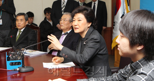 박근혜 한나라당 비상대책위원장이 2일 여의도 당사에서열린 비상대책회의를 주재하고 있다. 박현구 기자phko@heraldm.com 2012.01.02\r\n박근혜 한나라당 비상대책위원장이 2일 여의도 당사에서열린 비상대책회의를 주재하고 있다. 박현구 기자phko@heraldm.com 2012.01.02\r\n박근혜 한나라당 비상대책위원장이 2일 여의도 당사에서 열린 비상대책회의를 주재하며 비대위원들의 말조심을 당부하고 있다. 최근 친이계와 탈당설로 곤혹을 치르고 있는 김종인(왼쪽 두번째) 비대위원이 심각한 표정으로 앉아있다. 박현구 기자/phko@heraldm.com