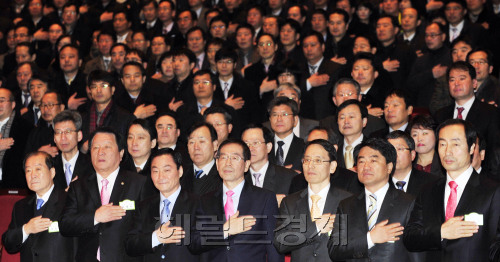 서울시 시무식이 2일 오전 세종문화회관에서 열려 박원순 서울시장, 구청장 및 직원들이 국민의례를 하고 있다.<br />김명섭 기자 msiron@\r\n서울시 시무식이 2일 오전 세종문화회관에서 열려 박원순 서울시장, 구청장 및 직원들이 국민의례를 하고 있다.\n김명섭 기자 msiron@\r\n서울시 시무식이 2일 오전 세종문화회관에서 열려 박원순 서울시장, 구청장 및 직원들이 국민의례를 하고 있다.\n김명섭 기자 msiron@