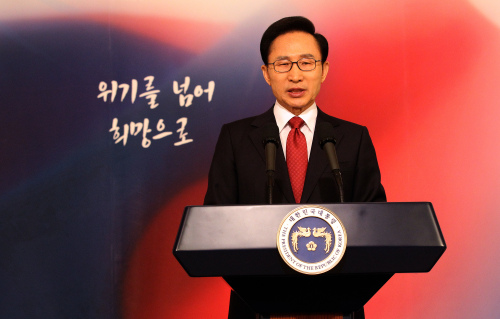 <YONHAP PHOTO-0437> 李대통령, 새해 특별연설 (서울=연합뉴스) 김병만 기자 = 이명박 대통령이 2일 청와대 본관에서 새해 국정운영 방향을 밝히는 특별 국정연설을 하고 있다. 2012.1.2 kimb01@yna.co.kr/2012-01-02 10:15:12/ <저작권자 ⓒ 1980-2012 ㈜연합뉴스. 무단 전재 재배포 금지.>