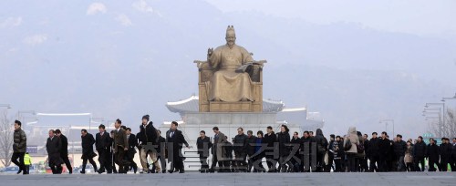 임진년 새해가 밝았다. 2일 오전 광화문 인근으로 출근하는 시민들이 추운 날씨에도 불구하고 새해 첫 출근길을 힘차게 내딛고 있다. 박해묵 기자/mook@heraldm.com\r\n2012년, 용(龍)띠 해인 임진년(壬辰年)의 새해 첫 출근길. 용은 사슴의 뿔, 소의 귀, 낙타의 머리, 토끼의 눈, 뱀의 목덜미, 대합의 배, 매의 발톱, 호랑이의 발바닥, 81개의 잉어 비늘을 가졌다. 오로지 ‘최고’를 뜻한다. 용이 그려진 농기를 앞세워 풍년을 기원하듯, 거센 물살을 헤치고 용문에 오른 잉어가 용이 된다는 ‘등용문(登龍門)’ 고사처럼, 올해 대한민국이 상서로운 일들로 가득 차기를 기대해본다. 이날 서울 광화문 세종대왕 동상 앞을 지나는 직장인들의 모습이 활기차다. 박해묵 기자/mook@heraldm.com