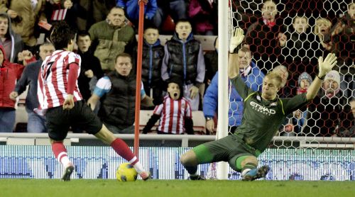 <YONHAP PHOTO-0095> Sunderland's South Korean striker, Ji Dong-Won (L) goes around Manchester City's Joe Hart (R) to score the winning goal during an English FA Premier League football match at the Stadium of Light, Sunderland, England, on January 1, 2012. AFP PHOTO/GRAHAM STUART RESTRICTED TO EDITORIAL USE. No use with unauthorized audio, video, data, fixture lists, club/league logos or "live" services. Online in-match use limited to 45 images, no video emulation. No use in betting, games or single club/league/player publications. /2012-01-02 04:49:03/ <저작권자 ⓒ 1980-2012 ㈜연합뉴스. 무단 전재 재배포 금지.>
Sunderland’s Ji Dong-won goes around Manchester City’s Joe Hart to score the winning goal.   AFP-Yonhap News