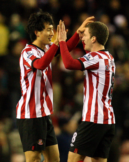 <YONHAP PHOTO-0217> Sunderland's Ji Dong-Won, left, celebrates his goal with Craig Gardner, right, during their English Premier League soccer match against Manchester City at the Stadium of Light, Sunderland, England, Sunday, Jan. 1, 2012. (AP Photo/Scott Heppell)/2012-01-02 07:23:17/ <저작권자 ⓒ 1980-2012 ㈜연합뉴스. 무단 전재 재배포 금지.>
Sunderland’s Ji Dong-won (left) celebrates his goal with Craig Gardner.  AP-Yonhap News