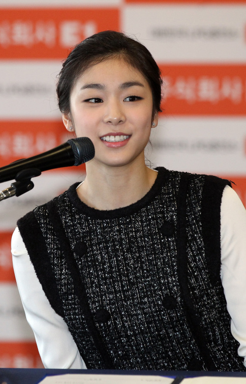 <YONHAP PHOTO-0786> 인사말하는 피겨요정 (서울=연합뉴스) 이정훈 기자 = 김연아가 19일 오전 서울 강남구 삼성동 아셈타워 E1본사에서 열린 공식 후원 협약 조인식에서 인사말을 하고 있다. E1은 김연아 후원, 사회공헌 활동에 대한 지원과 함께 5월 개최될 '올댓스케이트 아이스쇼'의 공식 타이틀 스폰서에 참여할 예정이다. 2011.12.19 uwg806@yna.co.kr/2011-12-19 12:03:10/ <저작권자 ⓒ 1980-2011 ㈜연합뉴스. 무단 전재 재배포 금지.>
Kim Yu-na