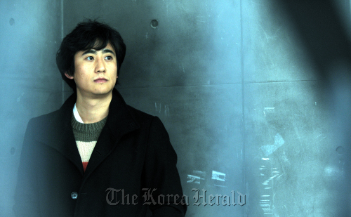 민용근 영화 감독 인터뷰./ 안훈기자 rosedale@ 2012.01.02
Director Min Yong-keun poses for a photo in Seoul, Monday. Ahn Hoon/The Korea Herald