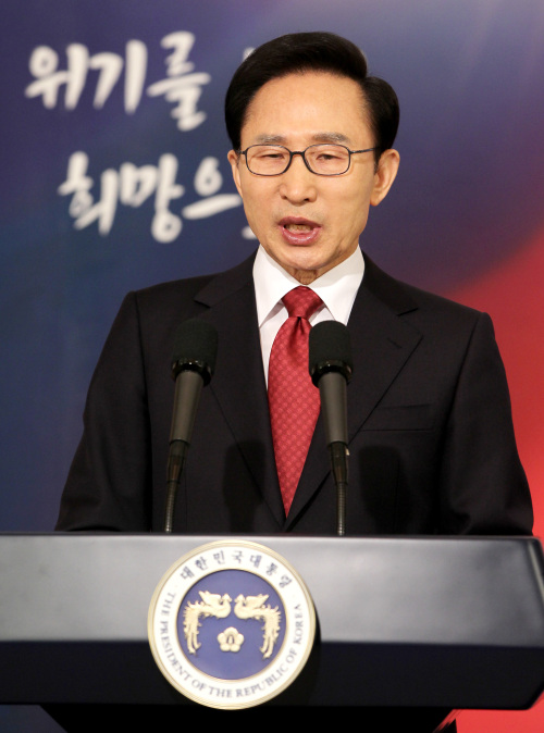 <YONHAP PHOTO-0499> 李대통령, "위기를 넘어 희망으로" (서울=연합뉴스) 진성철 기자 = 이명박 대통령이 2일 청와대 본관에서 새해 국정운영 방향을 밝히는 특별 국정연설을 하고 있다. 2012.1.2 zjin@yna.co.kr/2012-01-02 10:45:31/ <저작권자 ⓒ 1980-2012 ㈜연합뉴스. 무단 전재 재배포 금지.>
President Lee Myung-bak delivers his New Year’s policy address at Cheong Wa Dae on Monday.  Yonhap News