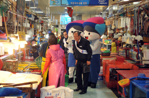 이색 시무식/ 부산은행 임직원들 자갈치서 이색 시무식