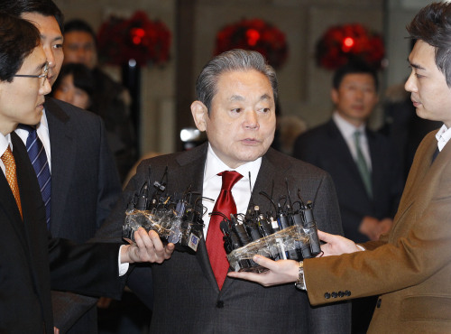<YONHAP PHOTO-0549> 신년하례식 참석한 이건희 회장 (서울=연합뉴스) 이상학 기자 = 이건희 삼성그룹 회장이 2일 오전 서울시 중구 신라호텔에서 열린 삼성그룹 신년하례식에 참석, 행사장으로 들어서며 취재진의 질문에 답하고 있다. 2012.1.2 leesh@yna.co.kr/2012-01-02 11:03:10/ <저작권자 ⓒ 1980-2012 ㈜연합뉴스. 무단 전재 재배포 금지.>
Lee Kun-hee