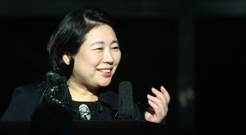 <YONHAP PHOTO-0989> <김정일 死後> 조문 마치고 돌아온 현정은 회장 (파주=연합뉴스) 임병식 기자 = 현정은 현대그룹 회장이 27일 오후 경기도 파주시 남북출입사무소에서 활짝 웃으며 기자들의 질문에 답하고 있다. 2011.12.27 andphotodo@yna.co.kr/2011-12-27 16:03:34/ <저작권자 ⓒ 1980-2011 ㈜연합뉴스. 무단 전재 재배포 금지.>
Hyun Jeong-eun