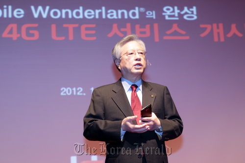 KT chairman Lee Suk-chae speaks during a launching event for Long Term Evolution service at the company’s headquarters in Gwanghwamun, central Seoul, on Monday. KT Corp.