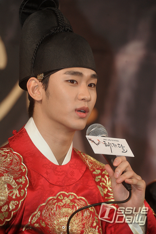 김수현, 탤런트/드라마/MBC 해를 품은 달/김수현 “달을 그리는 해 ‘이훤’ 입니다”