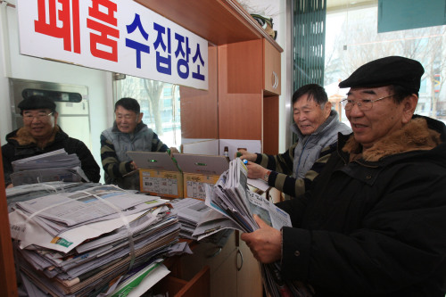 오금동 백토경로당 어르신들이 폐품을 수집하고 있다.