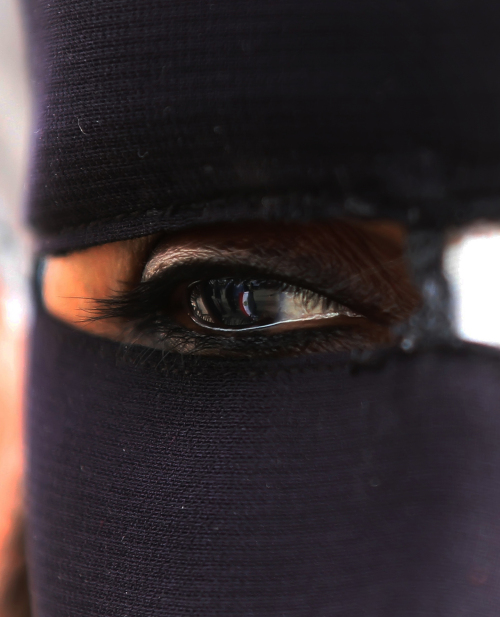 <YONHAP PHOTO-1536> Egypt's national flag is seen reflected in a woman's eye as she stands outside a courtroom in Cairo, Egypt, Monday, Jan. 2, 2012. The trial of Hosni Mubarak has resumed amid speculation that a recent acquittal of policemen tried for killing Egyptian protesters could be a prelude to the dismissal of charges against the ousted leader. Mubarak faces charges of complicity in the killing of more than 800 protesters during last year's uprising that toppled his regime. (AP Photo/Ahmed Ali)/2012-01-02 23:37:24/ <저작권자 ⓒ 1980-2012 ㈜연합뉴스. 무단 전재 재배포 금지.>\r\n<YONHAP PHOTO-1536> Egypt's national flag is seen reflected in a woman's eye as she stands outside a courtroom in Cairo, Egypt, Monday, Jan. 2, 2012. The trial of Hosni Mubarak has resumed amid speculation that a recent acquittal of policemen tried for killing Egyptian protesters could be a prelude to the dismissal of charges against the ousted leader. Mubarak faces charges of complicity in the killing of more than 800 protesters during last year's uprising that toppled his regime. (AP Photo/Ahmed Ali)/2012-01-02 23:37:24/ <저작권자 ⓒ 1980-2012 ㈜연합뉴스. 무단 전재 재배포 금지.>