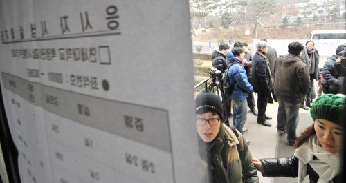 법학전문대학원 출신을 대상으로 처음 시행되는 변호사 시험이 3일 서울 연세대에서 실시돼 학생들이 고사장으로 들어가고 있다.<br />김명섭 기자 msiron@\r\n법학전문대학원 출신을 대상으로 처음 시행되는 변호사 시험이 3일 서울 연세대에서 실시돼 학생들이 고사장으로 들어가고 있다.\n김명섭 기자 msiron@
