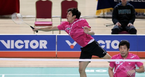 <YONHAP PHOTO-0866> "잡아야 해" (화순=연합뉴스) 형민우 기자 = 한국 셔틀콕 남자 복식의 '절대강자' 이용대(삼성전기. 왼쪽)가 정재성(삼성전기)과 짝을 이뤄 11일 오후 전남 화순군 화순화니움문화스포츠센터에서 열린 `2011 빅터코리아오픈 그랑프리골드 국제배드민턴 선수권대회' 결승전에서 한국 고성현(김천시청)-유연성(수원시청)조를 만나 수비를 하고 있다. 이용대-정재성 조는 0-2로 패해 4회 연속 우승을 달성하지 못했다. 2011.12.11 minu21@yna.co.kr/2011-12-11 14:23:45/ <저작권자 ⓒ 1980-2011 ㈜연합뉴스. 무단 전재 재배포 금지.>
Lee Yong-dae (top) and Jung Jae-sung of Korea compete at the 2011 Korean Grand Prix tournament on Dec. 11.  Yonhap News