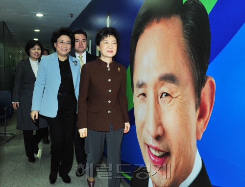 박근혜 한나라당 비상대책위원장이 3일 여의도 서울시당에서 열린 신년인사회에 참석하고 있다. 이명박 대통령의 사진이 걸린 복도.박현구 기자PHKO@HERALDM.COM 2012.01.03\r\n박근혜 한나라당 비상대책위원장이 3일 여의도 서울시당에서 열린 신년인사회에 참석하고 있다. 이명박 대통령의 사진이 걸린 복도.박현구 기자PHKO@HERALDM.COM 2012.01.03\r\n박근혜 한나라당 비상대책위원장이 3일 여의도 서울시당에서 열린 신년인사회에 참석하기 위해 이명박 대통령의 사진이 걸린 복도를 지나고 있다.  박현구 기자/phko@heraldm.com