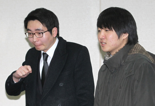 <YONHAP PHOTO-0721> 한나라당 젊은피 (서울=연합뉴스) 서명곤 기자 = 3일 오전 여의도 한나라당사에서 열린 비상대책위원회 산하 눈높이 위원회 회의에서 표철민, 이준석 위원이 자리로 향하고 있다. 2012.1.3 seephoto@yna.co.kr/2012-01-03 12:23:26/ <저작권자 ⓒ 1980-2012 ㈜연합뉴스. 무단 전재 재배포 금지.>
Pyo Chul-min (left), a 26-year-old CEO of a computer game company, walks alongside Lee Jun-seok, another 26-year-old CEO of an education venture, on route to a meeting of Grand National Party leaders. Pyo was named an adviser to the party while Lee is a member of its emergency leadership council.  Yonhap News