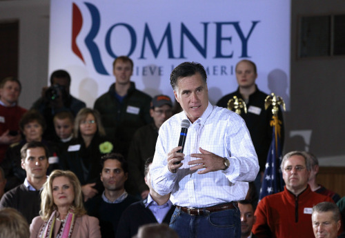 <YONHAP PHOTO-0041> Republican presidential candidate, former Massachusetts Gov. Mitt Romney campaigns at the Mississippi Valley Fairgrounds in Davenport, Iowa, Monday, Jan. 2, 2012. (AP Photo/Charles Dharapak)/2012-01-03 00:42:49/ <저작권자 ⓒ 1980-2012 ㈜연합뉴스. 무단 전재 재배포 금지.>
Republican presidential candidate and former Massachusetts Gov. Mitt Romney campaigns at the Mississippi Valley Fairgrounds in Davenport, Iowa, Monday.    AP-Yonhap News