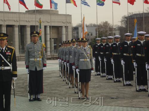 W면..‘꽃중의 꽃’ 세계유일 여군의장대는 국군 상징 새 마스코트