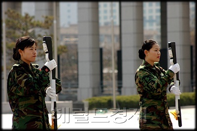 W면..‘꽃중의 꽃’ 세계유일 여군의장대는 국군 상징 새 마스코트