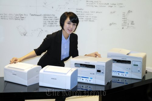 Samsung Electronics releases new printers for small and home offices, which includes a wireless model that can be controlled by smartphones and smart devices, in Seoul on Tuesday. Yonhap News
Samsung Electronics releases new printers for small and home offices, which includes a wireless model that can be controlled by smartphones and smart devices, in Seoul on Tuesday. Yonhap News