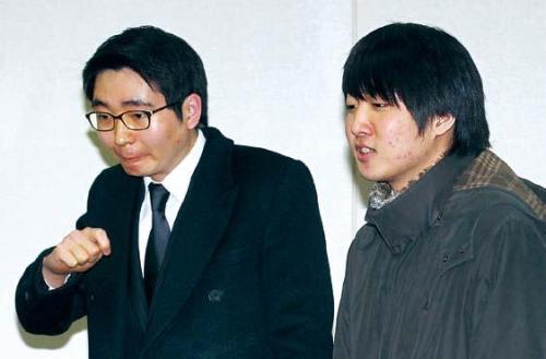 Pyo Chul-min (left), a 26-year-old CEO of a computer game company,
walks alongside Lee Jun-seok, another 26-year-old CEO of
an education venture, on route to a meeting of Grand National
Party leaders. Pyo was named an adviser to the party while Lee is
a member of its emergency leadership council. (Yonhap News)