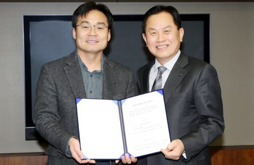 <YONHAP PHOTO-0832> 신한은행 전직원 매월1만원씩 기부 (서울=연합뉴스) 신한은행은 전 임직원이 1월부터 매월 본인 급여에서 1만원씩을 기부해 저소득, 저신용, 소외계층 등 우리사회 어려운 이웃들을 지원하는 '신한가족 만나기'(신한가족 만원 나눔 기부) 봉사활동을 실시한다고 3일 밝혔다. 신한은행 서진원(오른쪽) 은행장과 김국환 노조위원장이 기념촬영을 하고 있다. 2012.1.3 << 신한은행 >> photo@yna.co.kr/2012-01-03 13:35:46/ <저작권자 ⓒ 1980-2012 ㈜연합뉴스. 무단 전재 재배포 금지.>\r\n<YONHAP PHOTO-0832> 신한은행 전직원 매월1만원씩 기부 (서울=연합뉴스) 신한은행은 전 임직원이 1월부터 매월 본인 급여에서 1만원씩을 기부해 저소득, 저신용, 소외계층 등 우리사회 어려운 이웃들을 지원하는 '신한가족 만나기'(신한가족 만원 나눔 기부) 봉사활동을 실시한다고 3일 밝혔다. 신한은행 서진원(오른쪽) 은행장과 김국환 노조위원장이 기념촬영을 하고 있다. 2012.1.3 << 신한은행 >> photo@yna.co.kr/2012-01-03 13:35:46/ <저작권자 ⓒ 1980-2012 ㈜연합뉴스. 무단 전재 재배포 금지.>\r\n<YONHAP PHOTO-0832> 신한은행 전직원 매월1만원씩 기부 (서울=연합뉴스) 신한은행은 전 임직원이 1월부터 매월 본인 급여에서 1만원씩을 기부해 저소득, 저신용, 소외계층 등 우리사회 어려운 이웃들을 지원하는 '신한가족 만나기'(신한가족 만원 나눔 기부) 봉사활동을 실시한다고 3일 밝혔다. 신한은행 서진원(오른쪽) 은행장과 김국환 노조위원장이 기념촬영을 하고 있다. 2012.1.3 << 신한은행 >> photo@yna.co.kr/2012-01-03 13:35:46/ <저작권자 ⓒ 1980-2012 ㈜연합뉴스. 무단 전재 재배포 금지.>