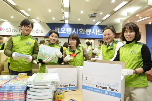 코오롱 사회봉사단 창단! (서울=연합뉴스) 코오롱사회봉사단 서창희 총단장은 지난 2일 임직원과 함께 경기도 안양 관양흰돌지역아동센터를 방문해 '드림팩'을 전달하며 올해 초등학교에 입학하는 아이들을 격려했다. 코오롱이 준비한 '드림팩'은 목도리, 보온병, 손난로 등 방한 용품과 초등생 필독도서, 미술용품 등 신학기 용품들로 구성된 신학기 선물세트로 코오롱사회봉사단 창단을 기념해 기획됐다. 2012.1.3 << 코오롱 >> photo@yna.co.kr (끝)\r\n코오롱 사회봉사단 창단! (서울=연합뉴스) 코오롱사회봉사단 서창희 총단장은 지난 2일 임직원과 함께 경기도 안양 관양흰돌지역아동센터를 방문해 '드림팩'을 전달하며 올해 초등학교에 입학하는 아이들을 격려했다. 코오롱이 준비한 '드림팩'은 목도리, 보온병, 손난로 등 방한 용품과 초등생 필독도서, 미술용품 등 신학기 용품들로 구성된 신학기 선물세트로 코오롱사회봉사단 창단을 기념해 기획됐다. 2012.1.3 << 코오롱 >> photo@yna.co.kr (끝)\r\n코오롱 사회봉사단 창단! (서울=연합뉴스) 코오롱사회봉사단 서창희 총단장은 지난 2일 임직원과 함께 경기도 안양 관양흰돌지역아동센터를 방문해 '드림팩'을 전달하며 올해 초등학교에 입학하는 아이들을 격려했다. 코오롱이 준비한 '드림팩'은 목도리, 보온병, 손난로 등 방한 용품과 초등생 필독도서, 미술용품 등 신학기 용품들로 구성된 신학기 선물세트로 코오롱사회봉사단 창단을 기념해 기획됐다. 2012.1.3 << 코오롱 >> photo@yna.co.kr (끝)