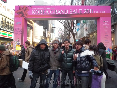 Overseas tourists pose for a photograph during last year’s Korea Grand Sale festival  Visit Korea Committee