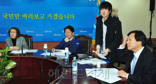 한나라당 박근혜 비대위원장이 모든 기득권을 배제하겠다며 공천 개혁 의지를 밝히면서 비대위 산하 총선공약과 정책 분과는 혁신적인 수정안을 마련하기 위해 4일 오전 당사에서 회의를 열고 있다. 수정된 정강·정책은 당내 의견 수렴을 거쳐 다음달 3일쯤 전국위에서 의결할 계획이다. 박현구 기자phko@heraldm.com 2012.01.04\r\n한나라당 박근혜 비대위원장이 모든 기득권을 배제하겠다며 공천 개혁 의지를 밝히면서 비대위 산하 총선공약과 정책 분과는 혁신적인 수정안을 마련하기 위해 4일 오전 당사에서 회의를 열고 있다. 수정된 정강·정책은 당내 의견 수렴을 거쳐 다음달 3일쯤 전국위에서 의결할 계획이다. 박현구 기자phko@heraldm.com 2012.01.04\r\n거침없는 행보로 눈길을 끌고 있는 이준석(27) 한나라당 비대위원이 4일 열린 비상대책위원회 정강정책회의에서 벌떡 일어나 발언하고 있다. 정강정책회의 소위원회는 이준석·이양희 비대위원, 신인석·안종범·김미연 자문위원, 권영진 한나라당 의원 등 6인이 매주 화ㆍ목요일 회의를 연다.   박현구 기자/phko@heraldm.com