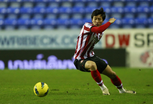 <YONHAP PHOTO-0180> Sunderland's Dong-Won Ji in action during their English Premier League soccer match against Wigan at the DW Stadium, Wigan, England, Tuesday Jan. 3, 2012. (AP Photo/Tim Hales)/2012-01-04 07:39:33/ <저작권자 ⓒ 1980-2012 ㈜연합뉴스. 무단 전재 재배포 금지.>
Sunderland’s Ji Dong-won in action against Wigan on Tuesday.  AP-Yonhap News