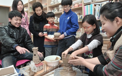 4일 국립서울과학관에서 겨울방학을 맞아 학생들이 각종 체험학습을 경험하고 있다. 사진은 도예교실에서 도자기빚기 실기를 경험하고 있는 참가자들.<br />정희조 기자/checho@heraldm.com 120104\r\n4일 국립서울과학관에서 겨울방학을 맞아 학생들이 각종 체험학습을 경험하고 있다. 사진은 도예교실에서 도자기빚기 실기를 경험하고 있는 참가자들.\n정희조 기자/checho@heraldm.com 120104\r\n4일 국립서울과학관에서 겨울방학을 맞아 학생들이 각종 체험학습을 경험하고 있다. 사진은 도예교실에서 도자기빚기 실기를 경험하고 있는 참가자들.\n정희조 기자/checho@heraldm.com 120104\r\n겨울방학을 맞은 학생들이 4일 서울 종로구 와룡동 국립서울과학관에서 도자기 빚기 체험을 하며 즐거워하고 있다.  정희조 기자/checho@\r\n겨울방학을 맞은 학생들이 4일 서울 종로구 와룡동 국립서울과학관에서 도자기 빚기 체험을 하며 즐거워하고 있다.  정희조 기자/checho@