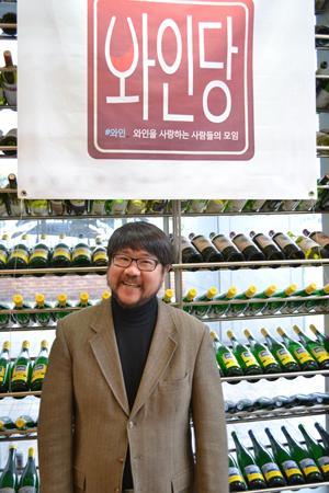 Kang Soon-pil, CEO of Gallery The Wine, says allowing online sales would be more effective in bringing down wine prices.   Yonhap News