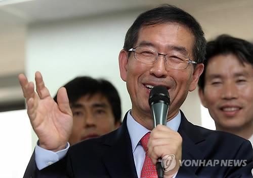 Seoul Mayor Park Won-soon has over 325,000 followers on his Twitter feed. Yonhap News