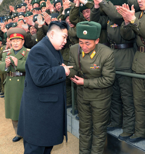 <YONHAP PHOTO-0073> 北김정은, 탱크부대 처음 시찰 (평양 조선중앙통신=연합뉴스) 북한군 최고사령관인 김정은 노동당 중앙군사위원회 부위원장이 1일 새해를 맞아 공식활동으로 군고위 간부들을 대동하고 `근위서울류경수 제105탱크사단'을 처음 시찰했다. 2012.1.2 photo@yna.co.kr/2012-01-02 00:56:02/ <저작권자 ⓒ 1980-2012 ㈜연합뉴스. 무단 전재 재배포 금지.>
Kim Jong-un speaks to a soldier of a tank division on Sunday during his inspection of the unit, which was his first official work of the new year.  Yonhap News