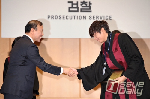 이민호, 탤런트,영화배우/<포토뉴스> ‘명예검사 위촉패’ 수여받는 배우 이민호