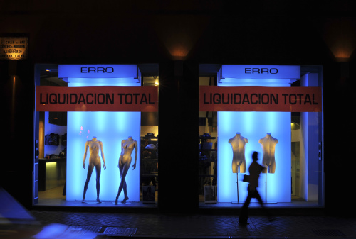 <YONHAP PHOTO-0108> A pedestrian is seen crossing in front of a shop which announces the sale of it's entire stock, in Pamplona, northern Spain, Tuesday Jan. 3, 2012. The new government led by the Popular Party, which swept to victory in Nov. 20 elections, is promising more aggressive labor market reforms soon to boost employment. Spain suffers a strong economic crisis with more than five million unemployed. (AP Photo/Alvaro Barrientos)/2012-01-04 05:58:53/ <저작권자 ⓒ 1980-2012 ㈜연합뉴스. 무단 전재 재배포 금지.>
A pedestrian is seen crossing in front of a shop which announces the sale of it’s entire stock, in Pamplona, northern Spain. AP Photo/Alvaro Barrientos