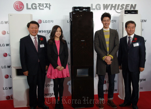 Nho Hwan-yong (first from left), president of the air conditioning and energy solutions unit, poses with rhythmic gymnast Son Yeon-jae (second from left) and TV star Zo In-sung (third from left) at an event which unveiled the 2012 Whisen air conditioners in downtown Seoul on Wednesday.  LG Electronics