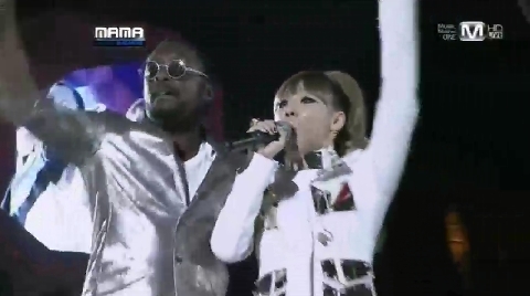 블랙 아이드 피스(The Black Eyed Peas), 가수(월.아이.엠, 애플딥, 타부, 퍼기)/씨엘(이채린), 가수(2NE1)/씨엘ㆍ블랙아이드피스, MTV 선정 2011 최고 합동공연