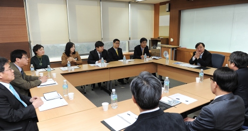 안현호(오른쪽 좌장석) 무역협회 부회장이 경기지역 무역업계와 무역현장 애로 타개를 위한 간담회를 개최하고 있다.