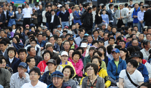 선거를 2일 앞둔 31일 저녁 유권자들이 서울광장에서 한 선거후보의 선거유세를 경청하고 있다. 박해묵 기자 mook@heraldm.com\r\n선거를 2일 앞둔 31일 저녁 유권자들이 서울광장에서 한 선거후보의 선거유세를 경청하고 있다. 박해묵 기자 mook@heraldm.com