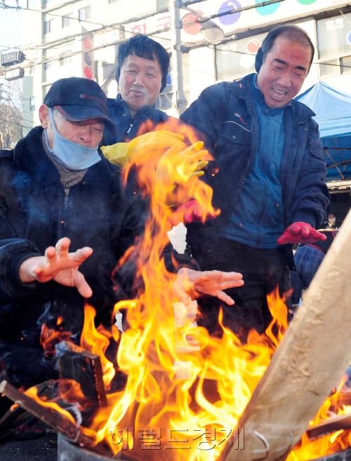 올 가을 들어 가장 추운 날씨를 보이는 5일 오전 서울 중림동 새벽 재래시장의 상인들이 모닥불을 피워가며 추위를 이겨내고 있다. 박해묵 기자/mook@heraldm.com\r\n올 가을 들어 가장 추운 날씨를 보이는 5일 오전 서울 중림동 새벽 재래시장의 상인들이 모닥불을 피워가며 추위를 이겨내고 있다. 박해묵 기자/mook@heraldm.com\r\n올 가을 들어 가장 추운 날씨를 보이는 5일 오전 서울 중림동 새벽 재래시장의 상인들이 모닥불을 피워가며 추위를 이겨내고 있다. 박해묵 기자/mook@heraldm.com