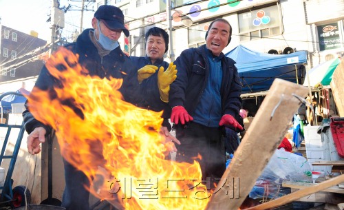 올 가을 들어 가장 추운 날씨를 보이는 5일 오전 서울 중림동 새벽 재래시장의 상인들이 모닥불을 피워가며 추위를 이겨내고 있다. 박해묵 기자/mook@heraldm.com\r\n올 가을 들어 가장 추운 날씨를 보이는 5일 오전 서울 중림동 새벽 재래시장의 상인들이 모닥불을 피워가며 추위를 이겨내고 있다. 박해묵 기자/mook@heraldm.com\r\n올 가을 들어 가장 추운 날씨를 보이는 5일 오전 서울 중림동 새벽 재래시장의 상인들이 모닥불을 피워가며 추위를 이겨내고 있다. 박해묵 기자/mook@heraldm.com\r\n새해 들어 가장 추운 날씨를 보인 5일 오전 서울 중림동 재래시장의 상인들이 모닥불로 추위를 이겨내고 있다. 한 상인은 “추위야 모닥불로 쫓을 수 있지만 꽁꽁 얼어붙은 경기는 풀 수 있는 방법이 없다”고 하소연했다.   박해묵 기자/mook@