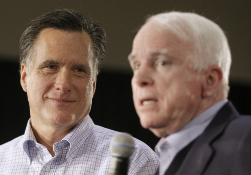 <YONHAP PHOTO-0194> Republican presidential candidate, former Massachusetts Gov. Mitt Romney listens at left, as Sen. John McCain, R-Ariz., speaks during a town hall style meeting in Manchester, N.H., Jan. 4, 2012. (AP Photo/Stephan Savoia)/2012-01-05 05:44:06/ <저작권자 ⓒ 1980-2012 ㈜연합뉴스. 무단 전재 재배포 금지.>
Republican presidential candidate Mitt Romney (left) watches John McCain speak in Manchester, New Hampshire on Wednesday. AP-Yonhap News
Republican presidential candidate Mitt Romney (left) watches John McCain speak in Manchester, New Hampshire on Wednesday. AP-Yonhap News