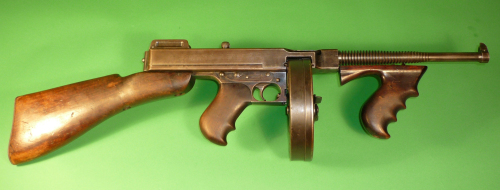 <YONHAP PHOTO-0477> This undated photo provided by Mayo Auction and Realty shows the .45-caliber , fully automatic Thompson submachine gun believed to have been seized from outlaw couple Bonnie and Clyde's Joplin hideout in 1933. This gun and a 1897 Winchester 12-gauge shotgun are being put up for auction by a Missouri family who wants to turn the weapons over to "someone with an appreciation of antique guns and the history behind these guns." (AP Photo/Mayo Auction and Realty)/2012-01-05 08:53:16/ <저작권자 ⓒ 1980-2012 ㈜연합뉴스. 무단 전재 재배포 금지.>
The 45-caliber, fully automatic Thompson submachine gun believed to have been seized from outlaw couple Bonnie and Clyde’s Joplin hideout in 1933. AP-Yonhap News