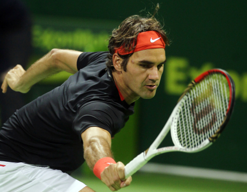 <YONHAP PHOTO-0130> Switzerland's Roger Federer returns the ball to Grega Zemlja of Slovenia during the Qatar ATP Open Tennis tournament in Doha, Qatar, on Wednesday Jan. 4, 2012 (AP Photo/Osama Faisal) /2012-01-05 02:58:57/ <저작권자 ⓒ 1980-2012 ㈜연합뉴스. 무단 전재 재배포 금지.>
Roger Federer returns a shot against Grega Zemlja.  AP-Yonhap News