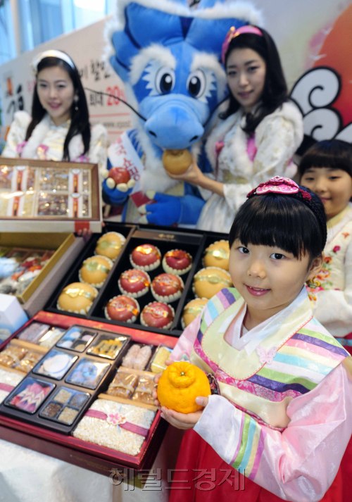 우체국쇼핑이 5일 오전 서울중앙우체국에서 팔도의 농축산물을 한자리에서 만나는 '우체국쇼핑 설맞이 팔도특산물전'을 개최하고 있다. 최대 20% 까지 할인해주는 이번 행사는 15일까지 실시된다. 박해묵 기자/mook@heraldm.com\r\n우체국쇼핑이 5일 오전 서울중앙우체국에서 팔도의 농축산물을 한자리에서 만나는 '우체국쇼핑 설맞이 팔도특산물전'을 개최하고 있다. 최대 20% 까지 할인해주는 이번 행사는 15일까지 실시된다. 박해묵 기자/mook@heraldm.com\r\n우체국쇼핑이 5일 오전 서울중앙우체국에서 팔도의 농축산물을 한자리에서 만나는 '우체국쇼핑 설맞이 팔도특산물전'을 개최하고 있다. 최대 20% 까지 할인해주는 이번 행사는 15일까지 실시된다. 박해묵 기자/mook@heraldm.com\r\n5일 오전 서울중앙우체국에서 ‘우체국쇼핑 설맞이 팔도특산물전’이 열린 가운데 해당 지역 어린이들이 고향상품을 소개하고 있다. 우체국쇼핑이 최대 20% 까지 할인해 주는 이번 행사는 15일까지 실시된다. \n박해묵 기자/mook@