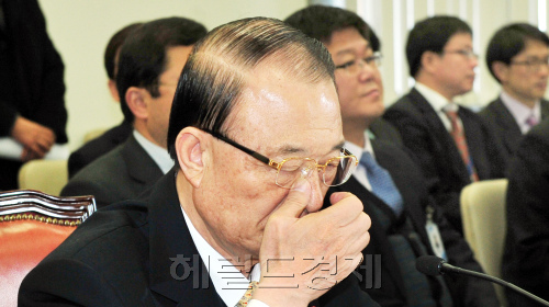 5일 국회 문화체육관광방송통신위는 오전 전체회의가 늦어지고 있다.  박현구 기자phko@herldm.com 2012.01.15\r\n5일 국회 문화체육관광방송통신위는 오전 전체회의가 늦어지고 있다.  박현구 기자phko@herldm.com 2012.01.15\r\n측근의 금품 수뢰 의혹으로 곤혹스런 처지에 있는 최시중 방송통신위원장이 5일 국회 문화체육관광방송통신위 전체회의에 참석해 생각에 잠겨 있다.  박현구 기자/phko@herldm.com